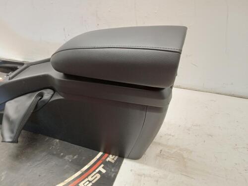 Volvo V40 2015 Mk3 Arm Rest / Centre Console Assembly 3108902y5tc